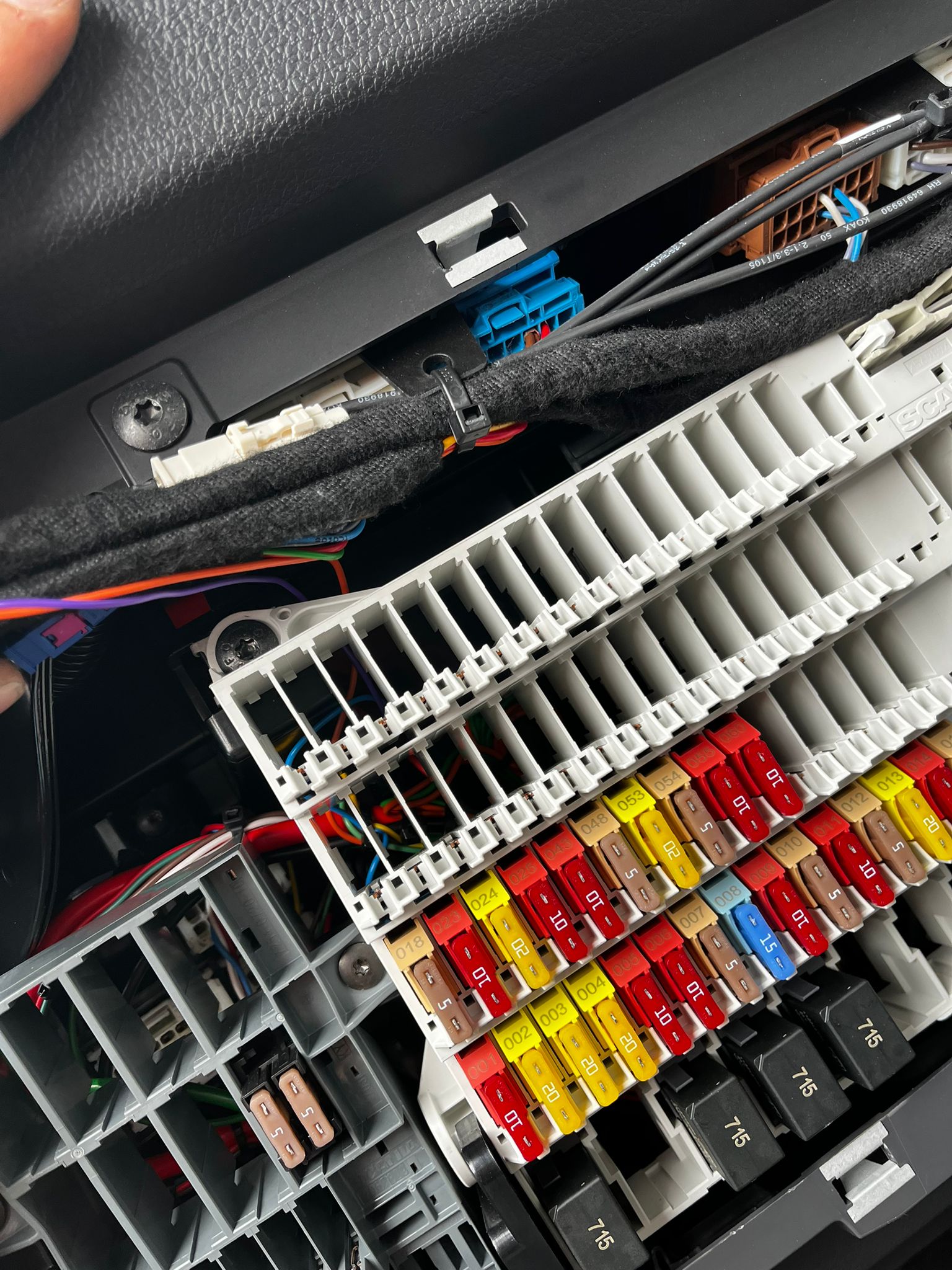Scania Fuse Box Screw.jpg