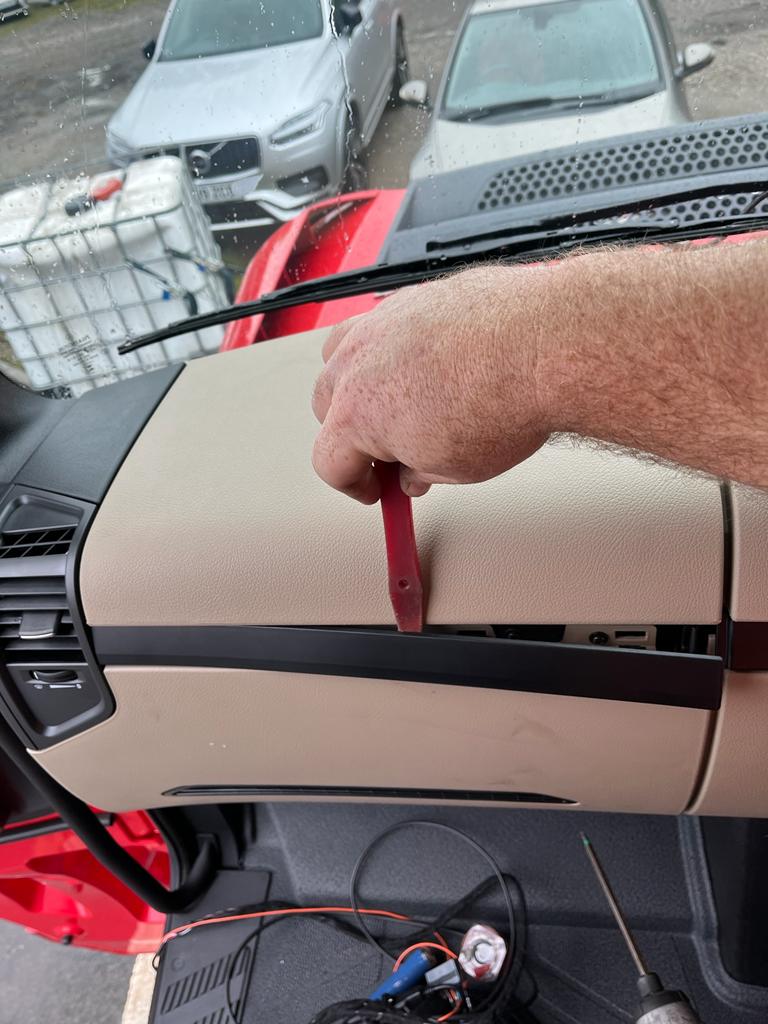 4. Remove Fusel Panel Front Trim.jpg